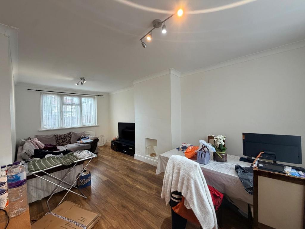 House in Feltham - View 2