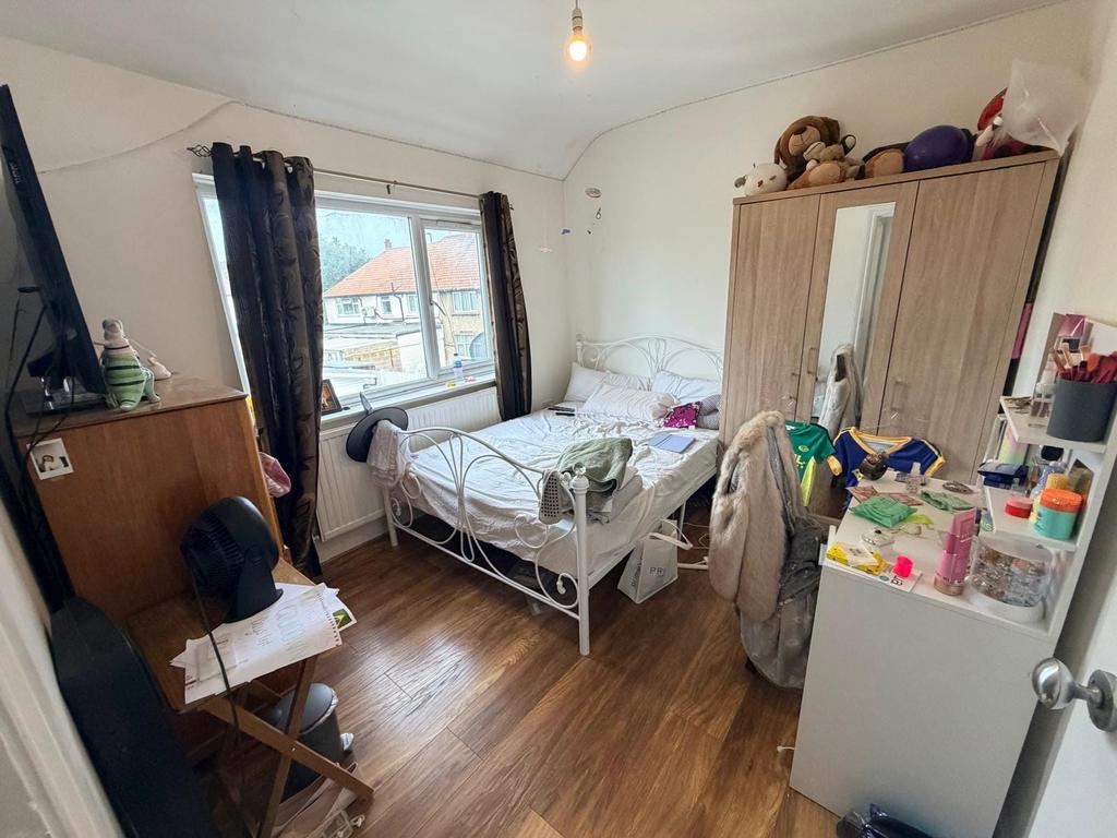 House in Feltham - More