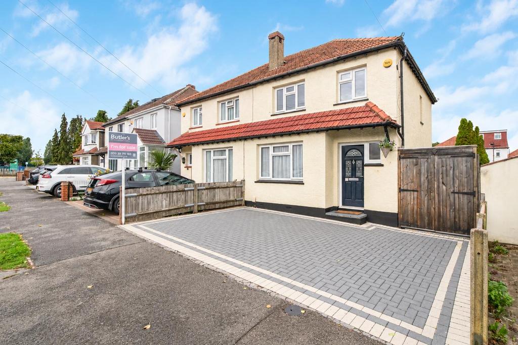 Detached house exterior, driveway