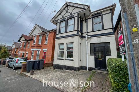 5 bedroom detached house to rent, Hankinson Road, Charminster