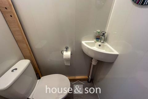 5 bedroom detached house to rent, Hankinson Road, Charminster