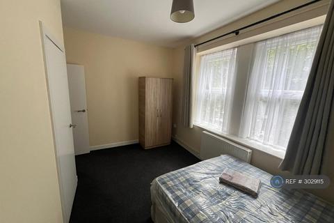1 bedroom in a house share to rent, Du Cane Road, London, W12