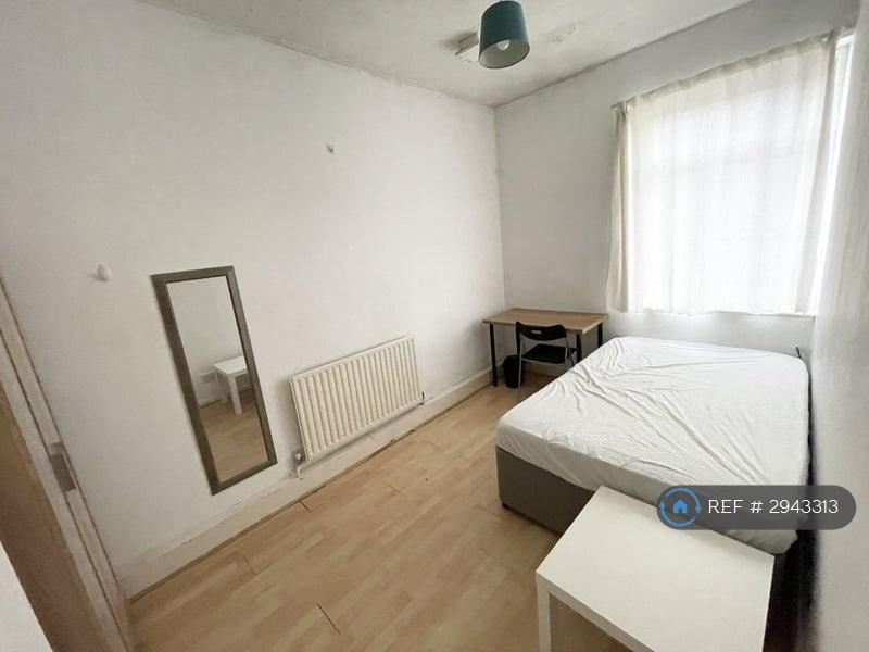 House in Salford - View 2