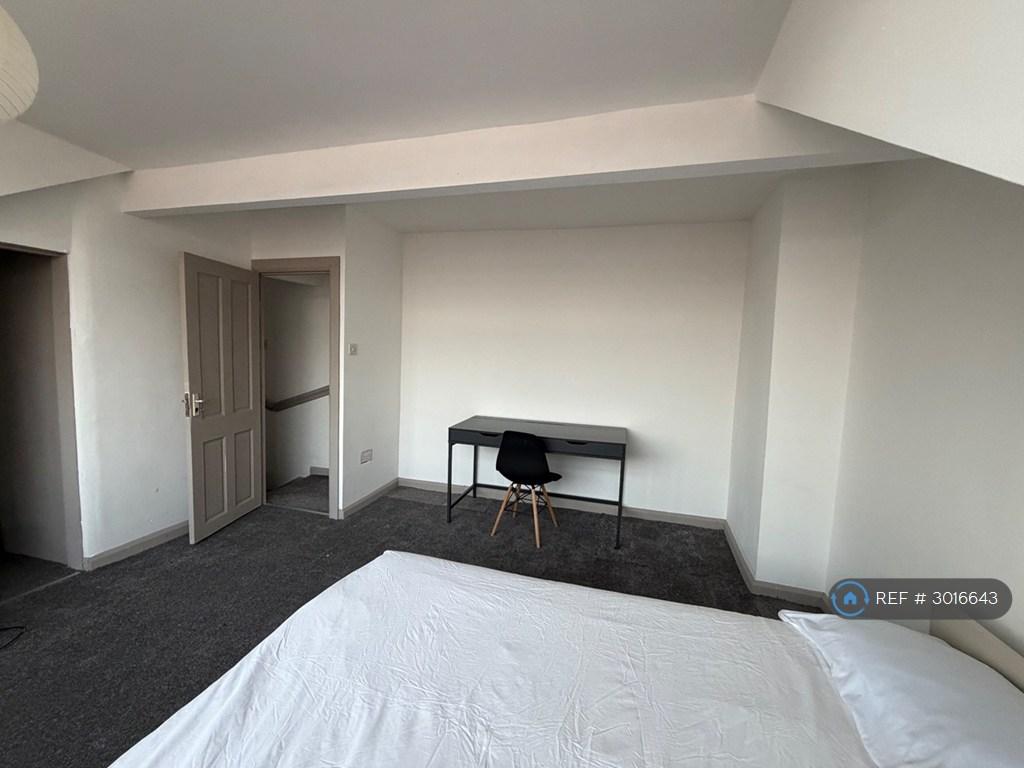 House in Leeds, West Yorkshire - View 3