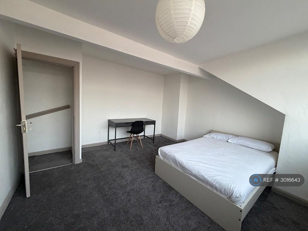 House in Leeds, West Yorkshire - View 4