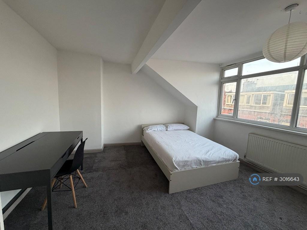 House in Leeds, West Yorkshire - View 5