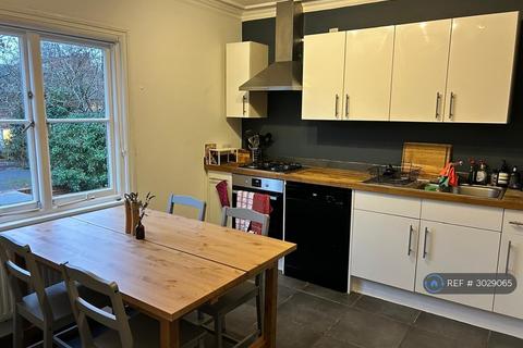 4 bedroom maisonette to rent, Chester Road, Northwood, HA6