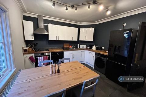 4 bedroom maisonette to rent, Chester Road, Northwood, HA6