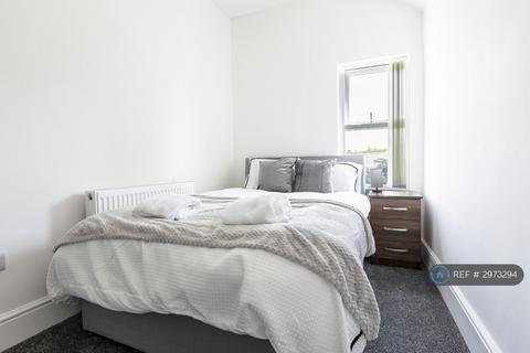 3 bedroom terraced house to rent, Gladstone St, Walsall, WS2