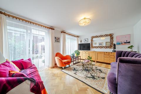 Larch Close, Balham, London, SW12