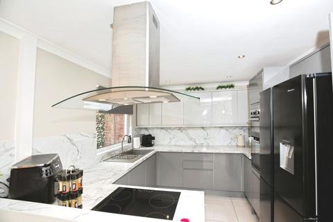 3 bedroom terraced house for sale, CRANWELL DRIVE, GRIMSBY