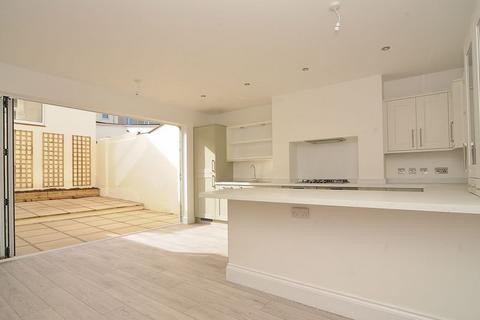 3 bedroom house to rent, Coleridge Road, Plymouth. Spacious Family Home with a Double Garage.