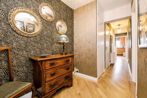 2 bedroom flat for sale, Slewins Close, Hornchurch, RM11