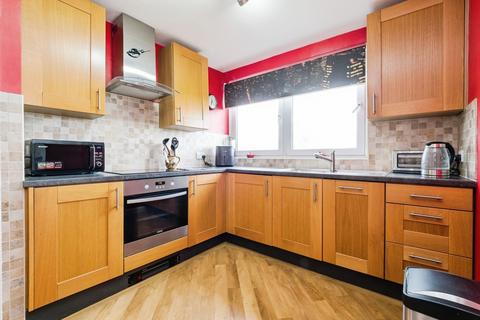 2 bedroom flat for sale, Slewins Close, Hornchurch, RM11