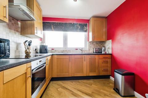 2 bedroom flat for sale, Slewins Close, Hornchurch, RM11