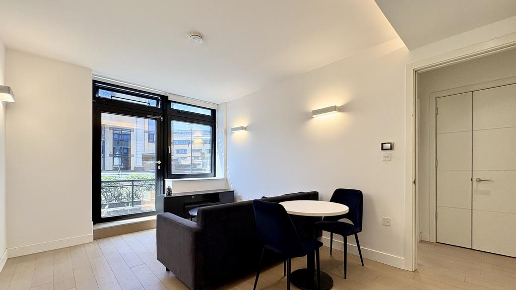 Apartment in Brentford - More