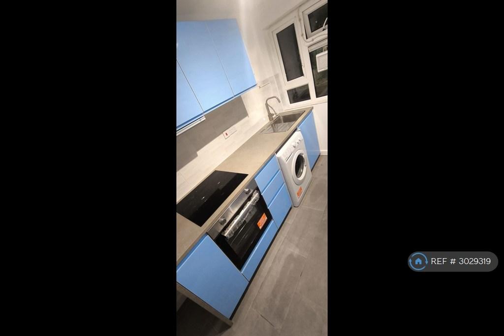 Apartment in London, Vincennes Estate, West Norwood - View 3