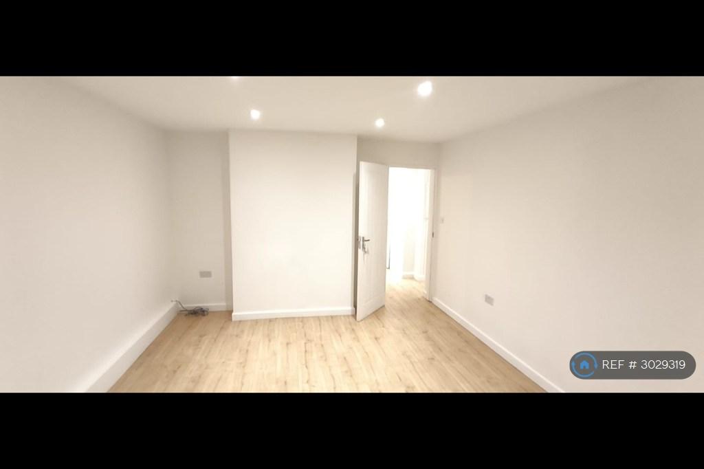 Apartment in London, Vincennes Estate, West Norwood - View 4