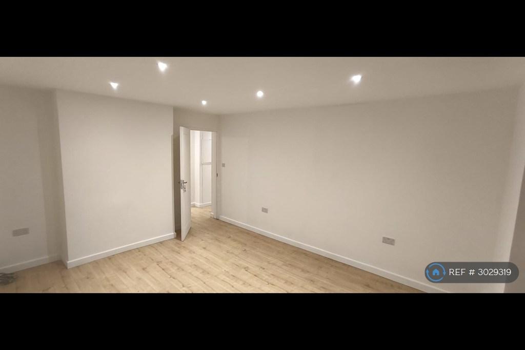 Apartment in London, Vincennes Estate, West Norwood - View 5