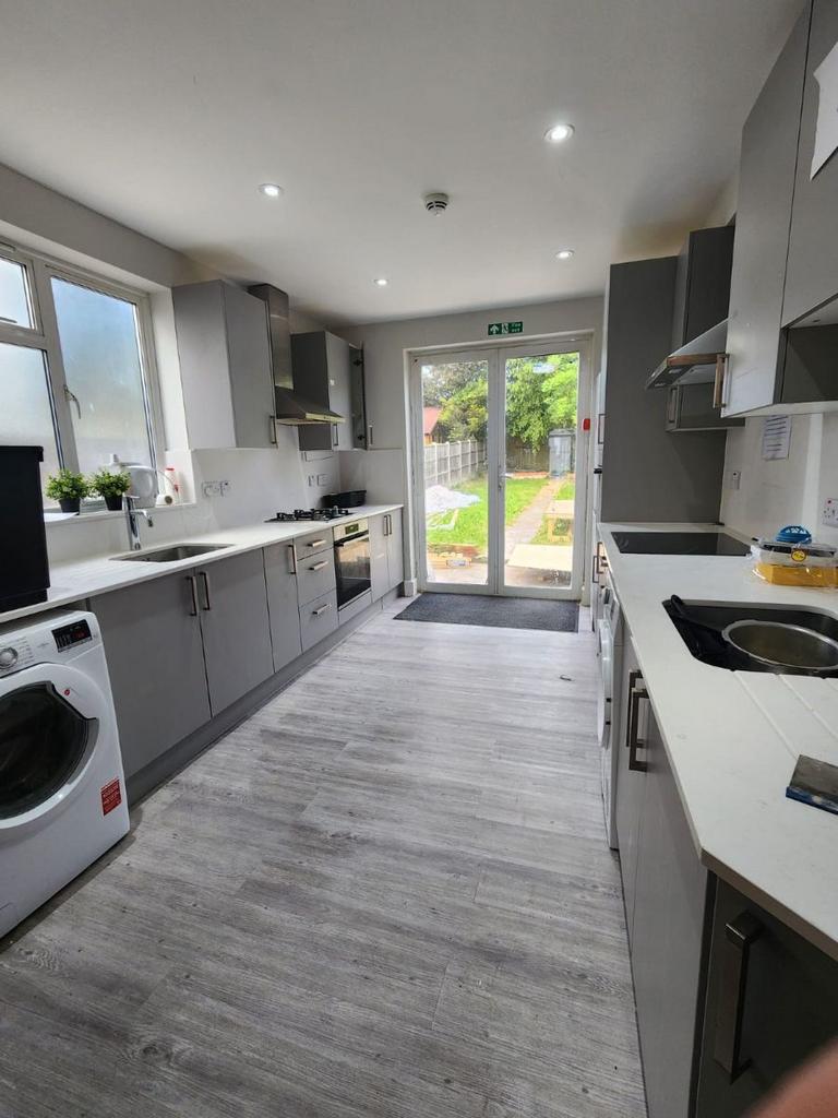 Apartment in Wembley - View 4