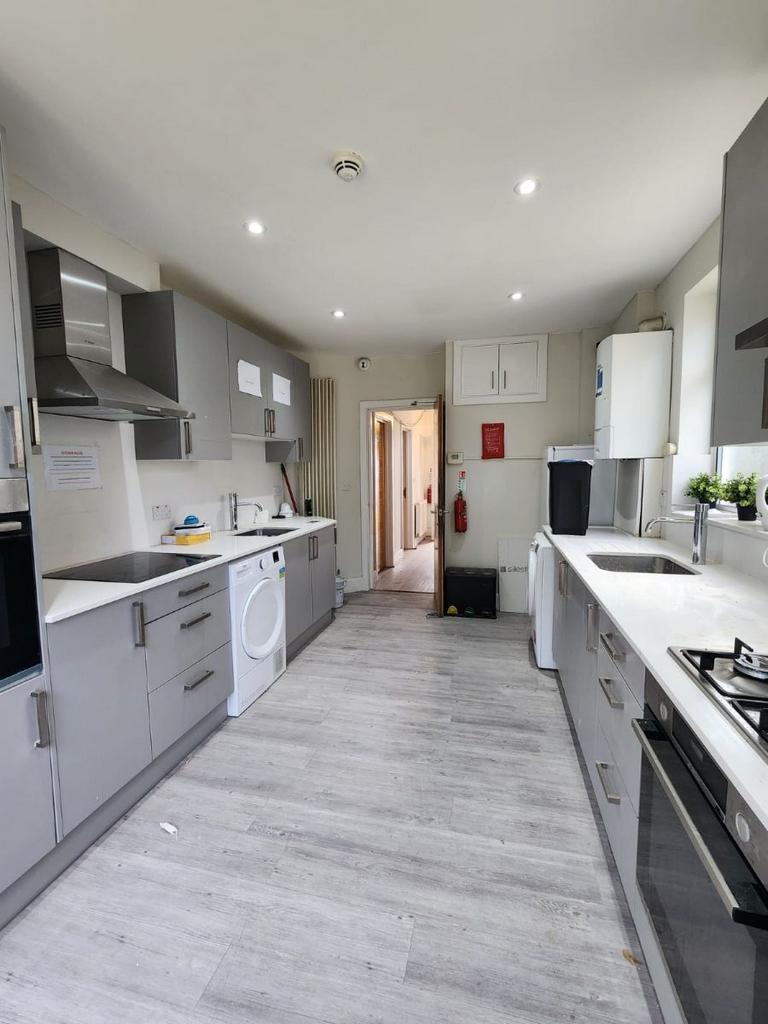 Apartment in Wembley - View 5