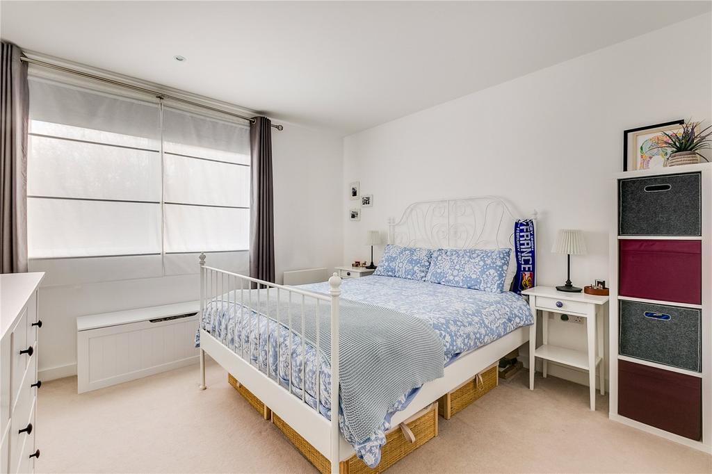 Apartment in Brentford - More