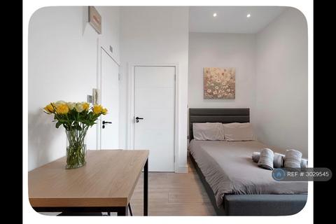 Studio to rent, Perham Road, London, W14