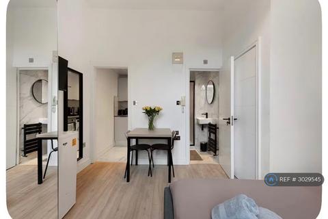 Studio to rent, Perham Road, London, W14