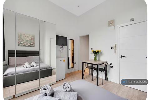 Studio to rent, Perham Road, London, W14