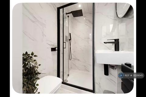 Studio to rent, Perham Road, London, W14