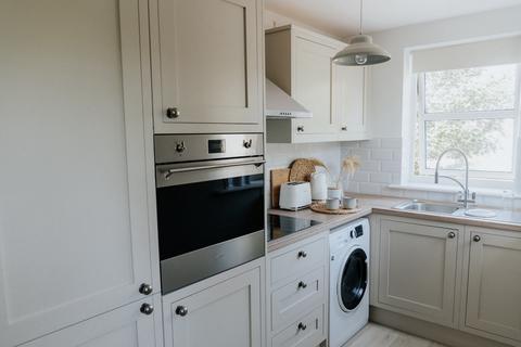 2 bedroom apartment to rent, Pentire Crescent, Newquay, TR7