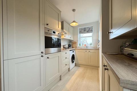 2 bedroom apartment to rent, Pentire Crescent, Newquay, TR7