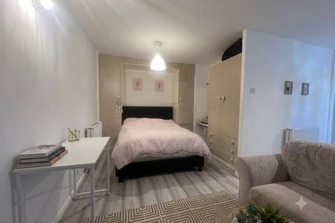Studio to rent, Givendale Drive, Manchester M8