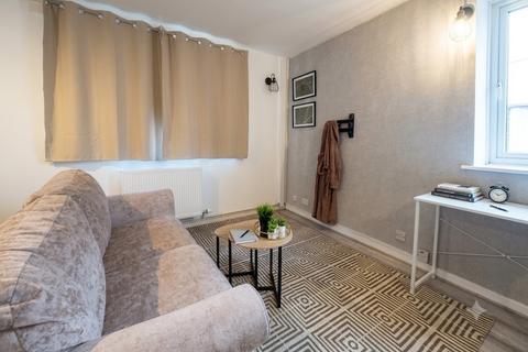 Studio to rent, Givendale Drive, Manchester M8