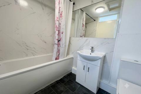 Studio to rent, Givendale Drive, Manchester M8