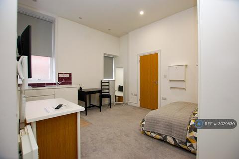 Studio to rent, Victoria Road South, Southsea, PO5