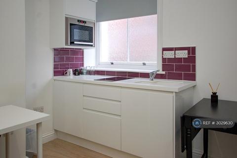 Studio to rent, Victoria Road South, Southsea, PO5