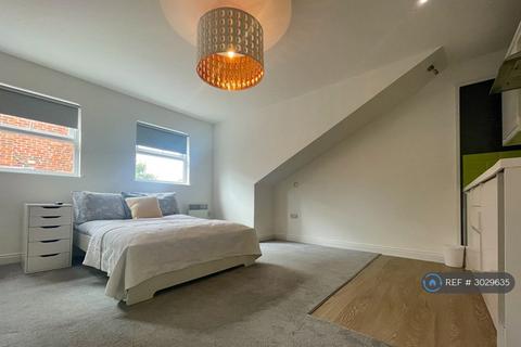 Studio to rent, Victoria Road South, Southsea, PO5