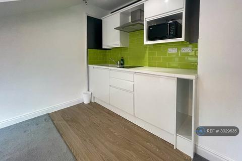 Studio to rent, Victoria Road South, Southsea, PO5