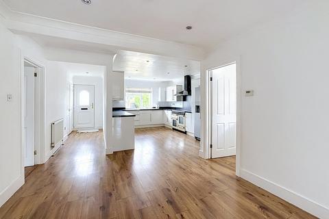 4 bedroom detached bungalow to rent, Centre Drive, Newmarket, Suffolk