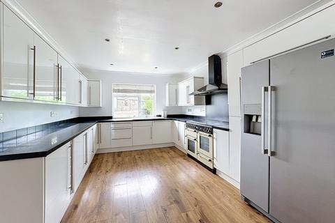 4 bedroom detached bungalow to rent, Centre Drive, Newmarket, Suffolk