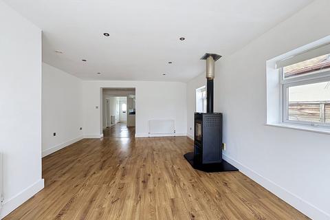 4 bedroom detached bungalow to rent, Centre Drive, Newmarket, Suffolk