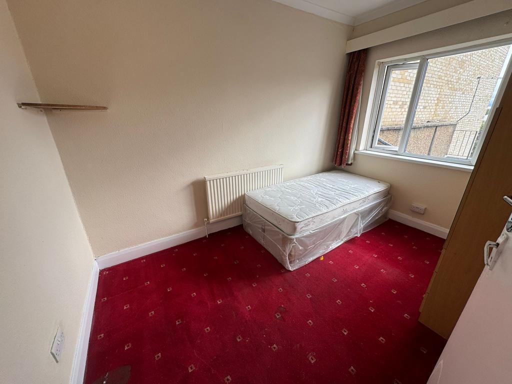Apartment in SOUTHALL - View 2