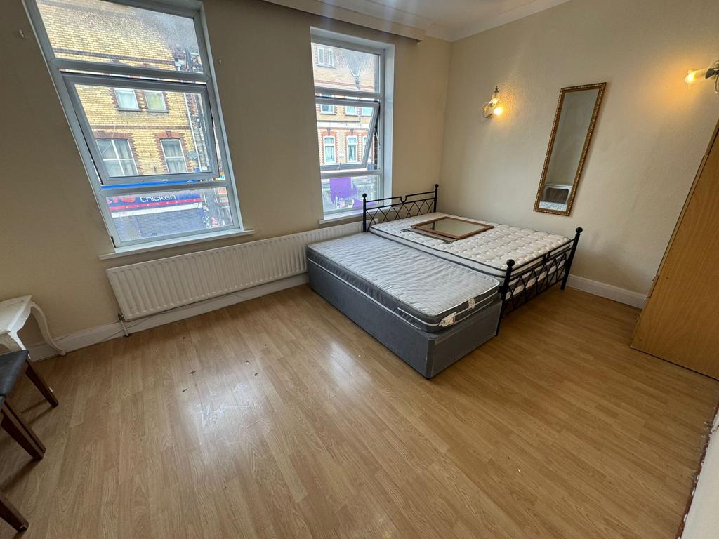 Apartment in SOUTHALL - View 3