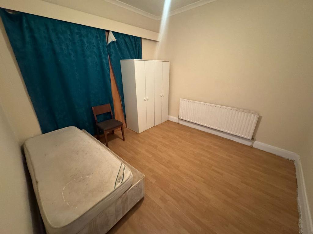 Apartment in SOUTHALL - View 4