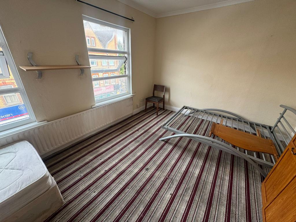 Apartment in SOUTHALL - View 5