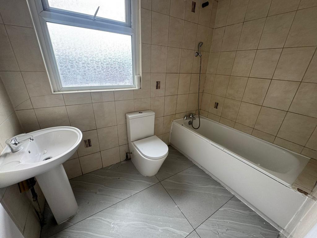Apartment in SOUTHALL - More