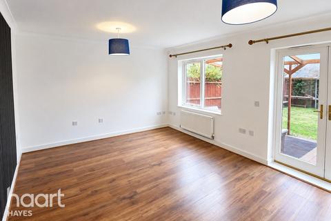 3 bedroom terraced house to rent, Taywood Road, Northolt