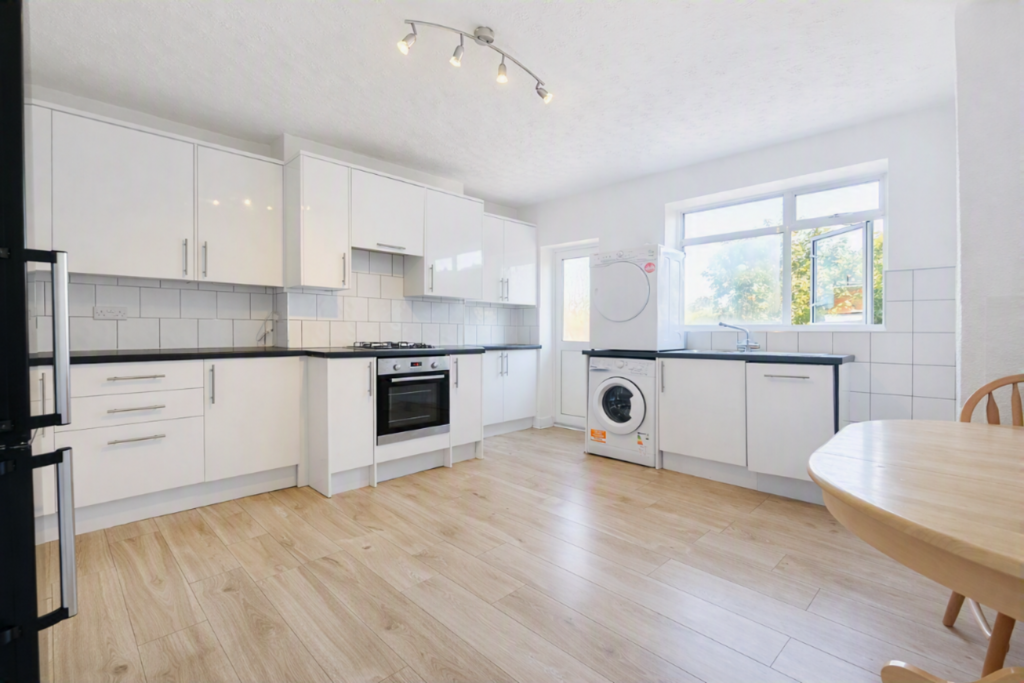 Apartment in London, Worton - View 2