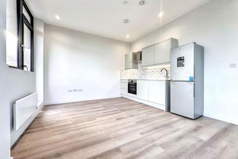 Studio to rent, Streamside House, Cowley Business Park, UB8